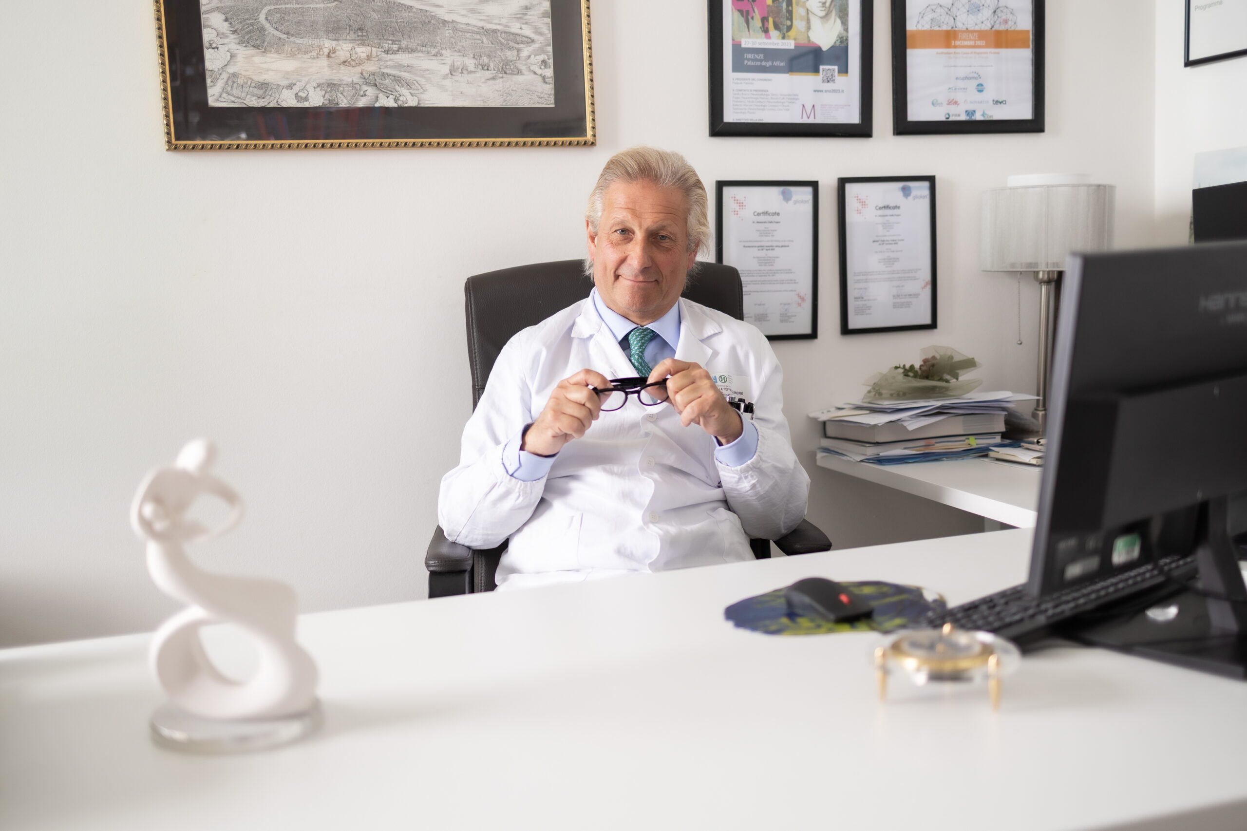 Foto di Alessandro Della Puppa alla sua scrivania