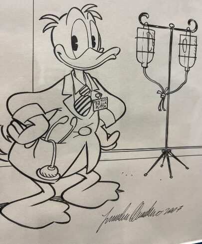 Foto di un un disegno ironico fatto a mano, che rappresenta un paperino con un cartello sul camice con scritto Donald Della Puppa