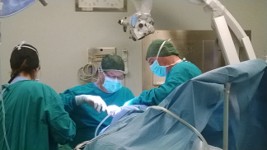 Foto di Renato Scienza con il Prof Dolenc Sale operatorie dell’AOU di Padova BrainHouse 2014