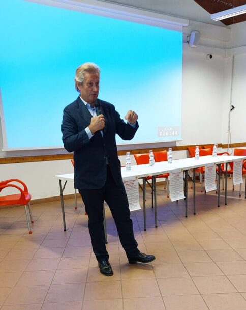 Foto di Allessandro della Puppa che parla alla classe