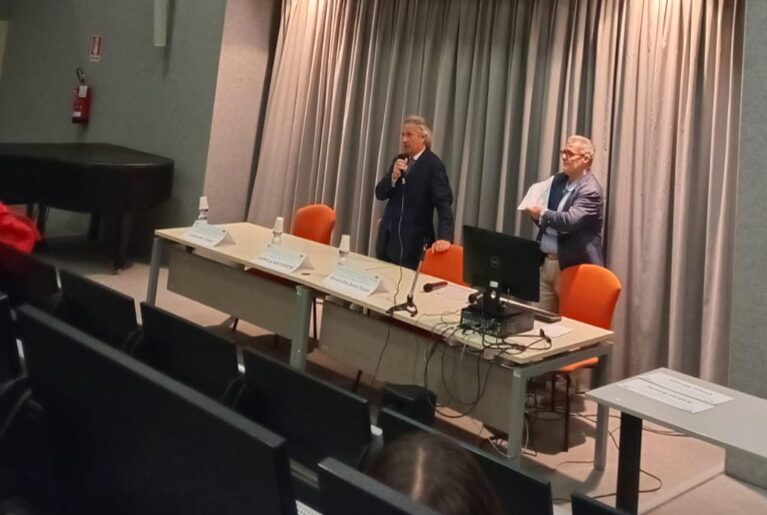 Foto di Alessandro Della Puppa che parla in pubblico