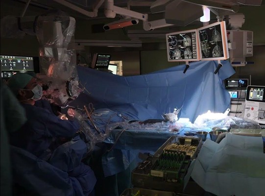 Immagine di una sala operatoria con microscopio operatorio